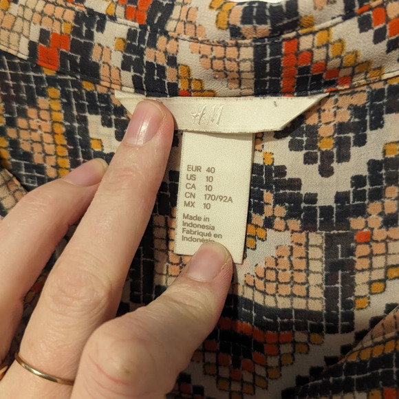 H&M Brown Tribal Boho Print Front Button Sleeveless Blouse, Size 10 - Picture 4 of 6